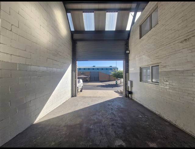 1,270M² WAREHOUSE TO LET IN STIKLAND INDUSTRIAL